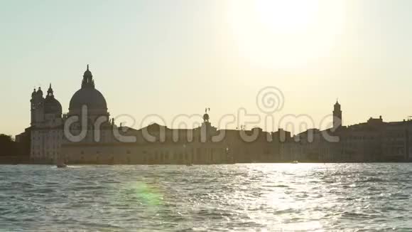 日落时欣赏圣玛丽亚戴拉敬礼大教堂和大运河威尼斯视频的预览图