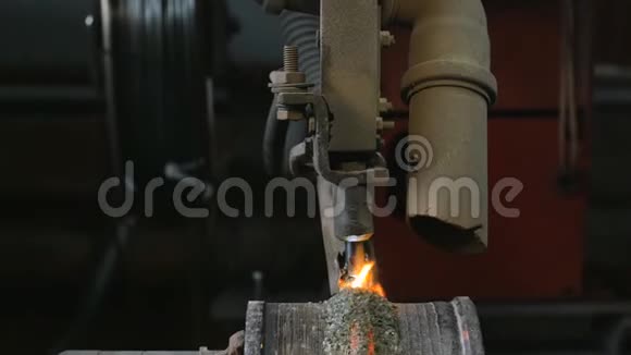 焊接机器人在管盘上施加覆盖焊缝保护滚管自动焊接视频的预览图