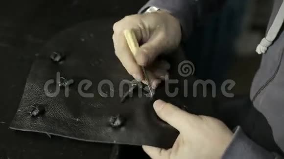 手袋的生产该男子从事生产女性手袋视频的预览图