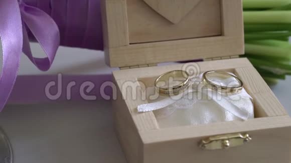 木箱里有结婚戒指视频的预览图
