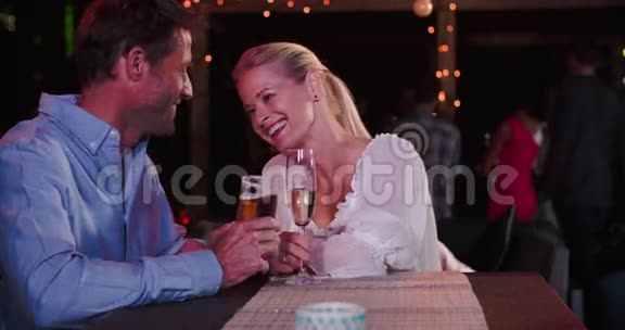 成熟的情侣一起在屋顶酒吧放松视频的预览图