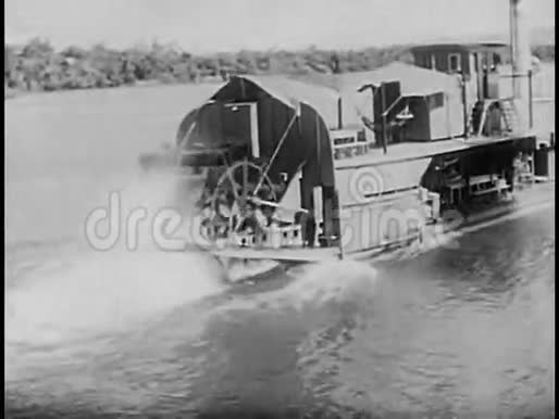 沿着河流行驶的蒸汽船的后景视频的预览图