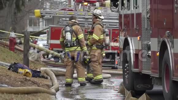 火灾现场的消防队员5人中的3人视频的预览图