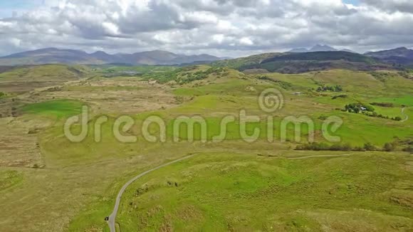 苏格兰高地单道和羊的鸟瞰图视频的预览图