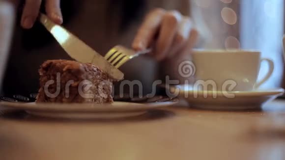 女孩在咖啡馆里吃蛋糕喝咖啡视频的预览图