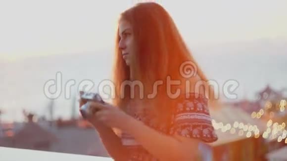 带着老式相机的女孩海滩日落风视频的预览图