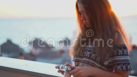 带着老式相机的女孩海滩日落风视频的预览图