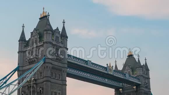 历史美丽的塔桥日落到夜晚的时间视频的预览图