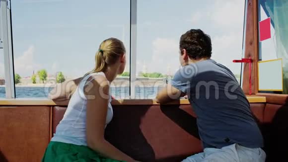年轻夫妇乘旅游船旅行视频的预览图