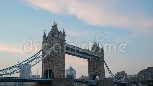 历史美丽的塔桥日落到夜晚的时间视频的预览图