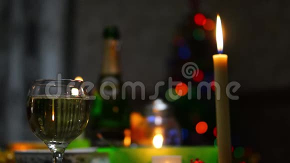 香槟蜡烛和浪漫的夜晚视频的预览图