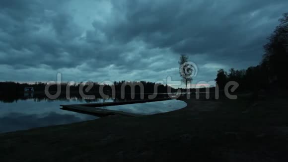 傍晚湖边的景观时间视频的预览图