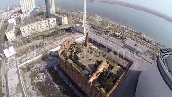 俄罗斯伏尔加格勒被毁的幼儿园的鸟瞰图视频的预览图