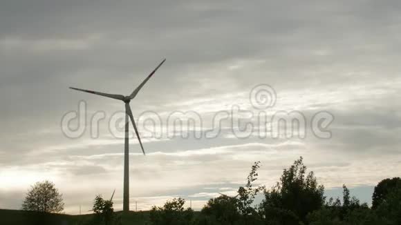 风力发电场电力发电机在多云的天空背景下现场视频的预览图