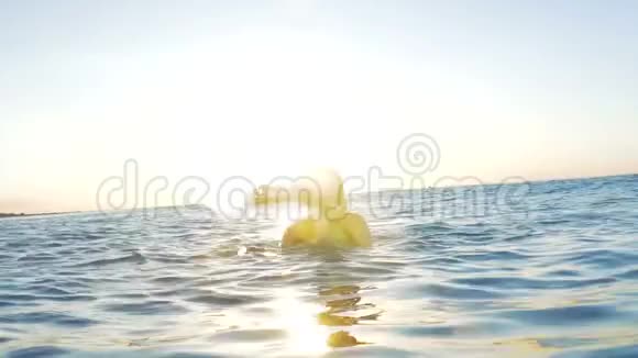 海洋里的小女孩视频的预览图