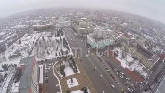 飞越俄罗斯库尔斯克市中心空中景观视频的预览图