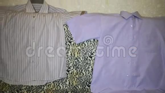 男人白色条纹衬衫躺在沙发上视频的预览图