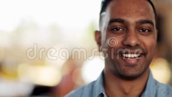 喜笑颜开的印度教男视频的预览图