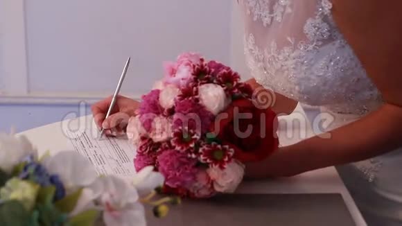 新娘在结婚时签名视频的预览图