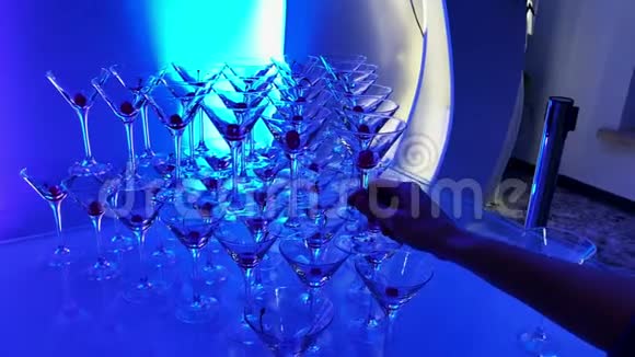 含有液氮的香槟金字塔五颜六色的LED灯视频的预览图