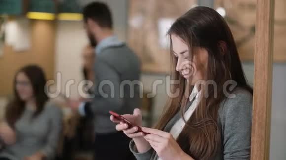 在现代的创业团队中年轻漂亮的黑发女商人使用了触摸屏平板电脑视频的预览图