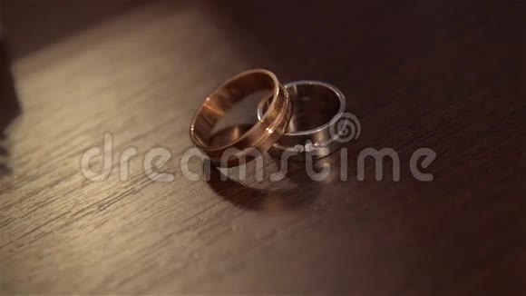 结婚戒指和婚礼花束婚礼属性视频的预览图