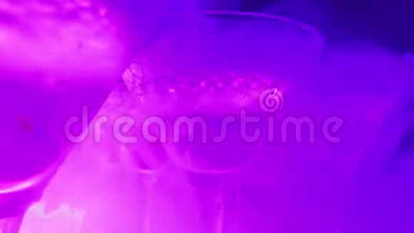 含有液氮的香槟金字塔五颜六色的LED灯视频的预览图