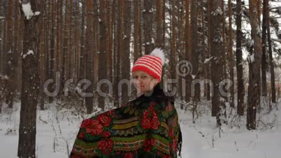 迷人的中年妇女微笑着带着头巾盘旋她心情很好冬季森林的周末视频的预览图