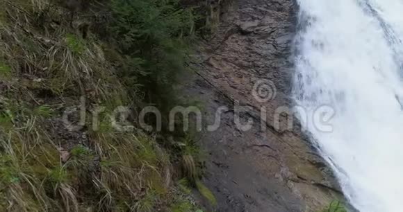 森林瀑布空中景观视频的预览图
