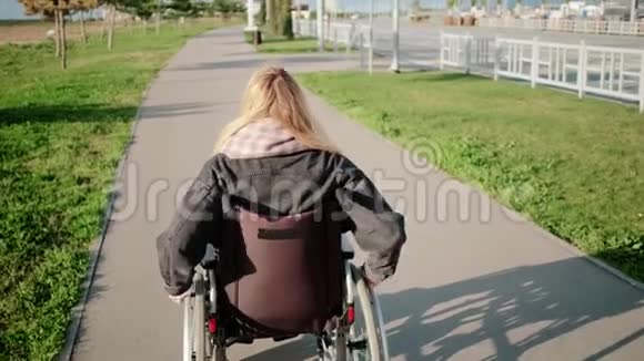坐轮椅的女人在户外散步视频的预览图