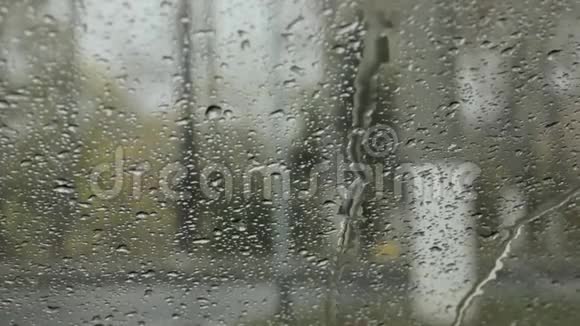 雨下雪天的挡风玻璃上滴落背景模糊视频的预览图