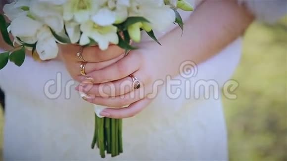 新婚夫妇手中的婚礼花束视频的预览图
