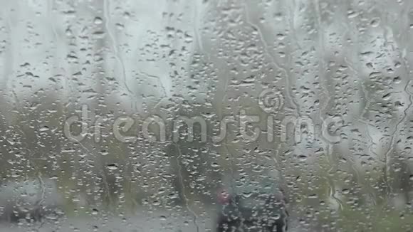 雨下雪天的挡风玻璃上滴落背景模糊视频的预览图