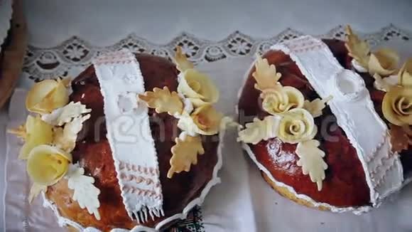 刺绣毛巾上的婚礼面包视频的预览图