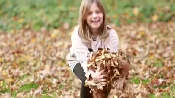 可爱的女孩扔树叶视频的预览图