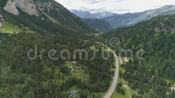 瑞士阿尔卑斯山的卢克马尼耶山口鸟瞰图视频的预览图