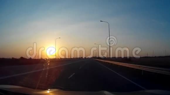 日落阳光路驾驶30年代视频的预览图