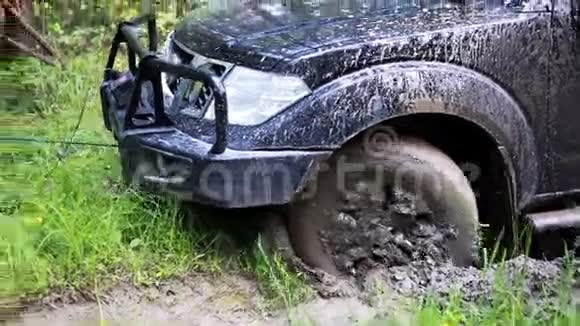 黑色越野车被困在森林里的泥里越野视频的预览图