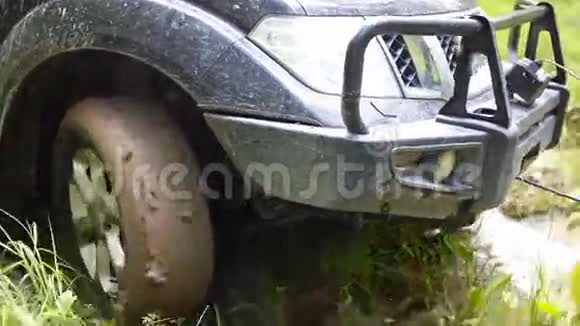黑色越野车被困在森林里的泥里越野视频的预览图