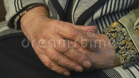 老年妇女按摩痛苦的手视频的预览图