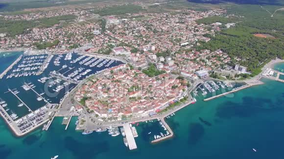 亚得里亚海海岸小镇的鸟瞰图比奥格拉德视频的预览图
