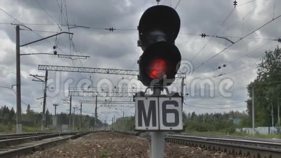 铁路上的红绿灯视频的预览图
