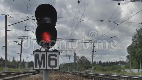 铁路上的红绿灯视频的预览图