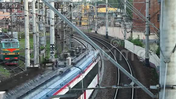 乘火车离开视频的预览图