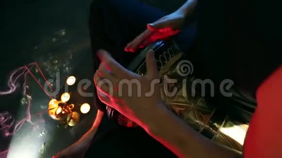 男性手在达布卡上演奏节奏慢熏香视频的预览图