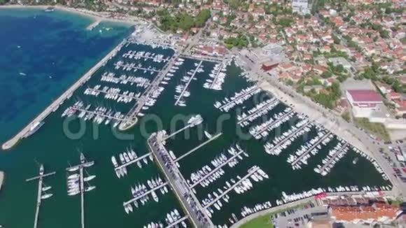 亚得里亚海海岸小镇的鸟瞰图比奥格拉德视频的预览图