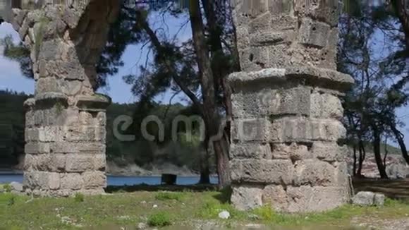 山中古石拱视频的预览图