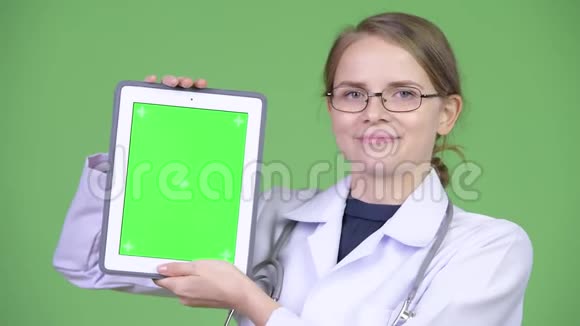 年轻的快乐女医生正在用数字平板电脑视频的预览图