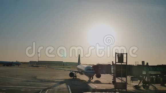 中国机场飞机起飞日落黄昏北京视频的预览图
