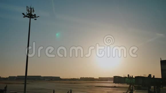 中国机场飞机起飞日落黄昏北京视频的预览图